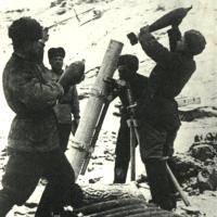 Минометный расчёт старшего сержанта Евтушенко А. Я. ведёт огонь по противнику. Январь 1943 года 